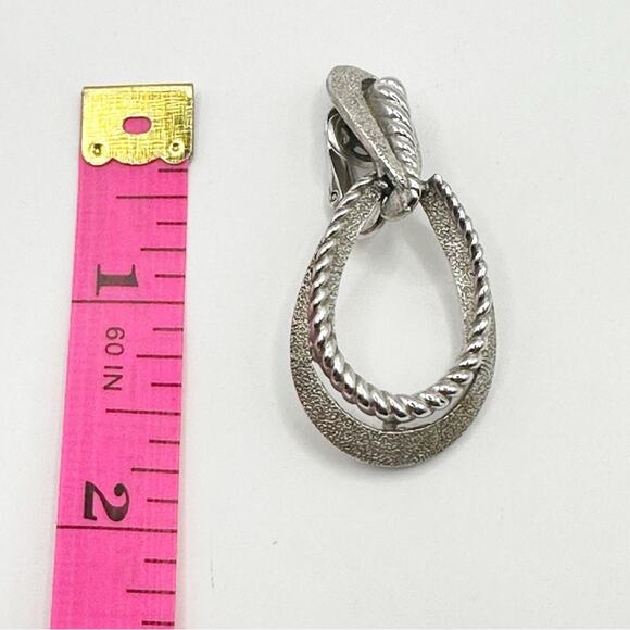 Vintage Crown Trifari Silver Clip On Earrings Textured Teardrop Vintage Jewelry - Picture 3 of 8